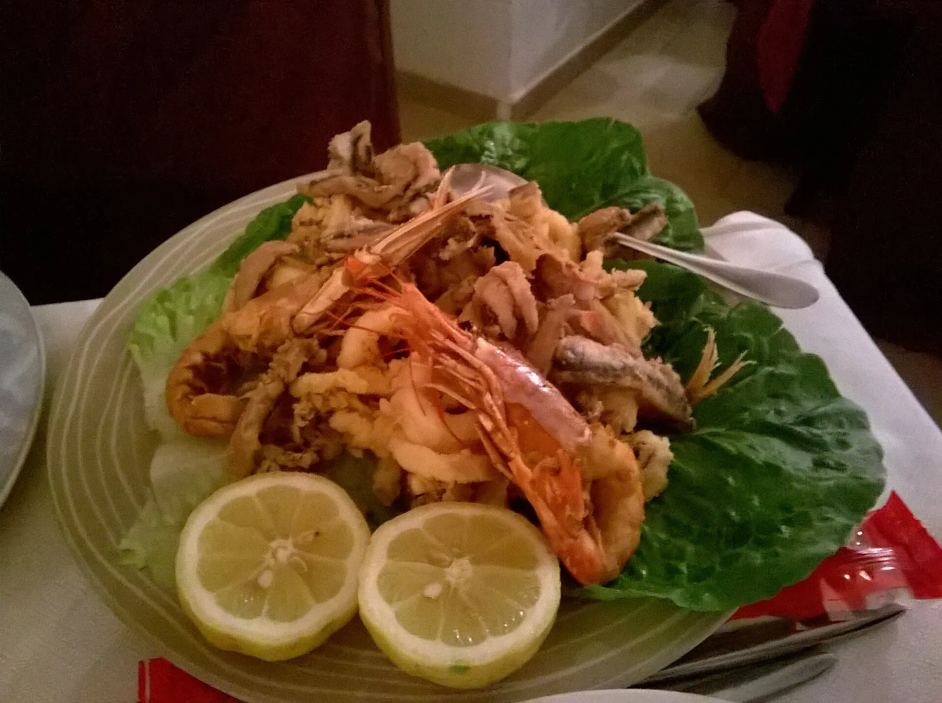 Un piatto di fritto misto di pesce con limone