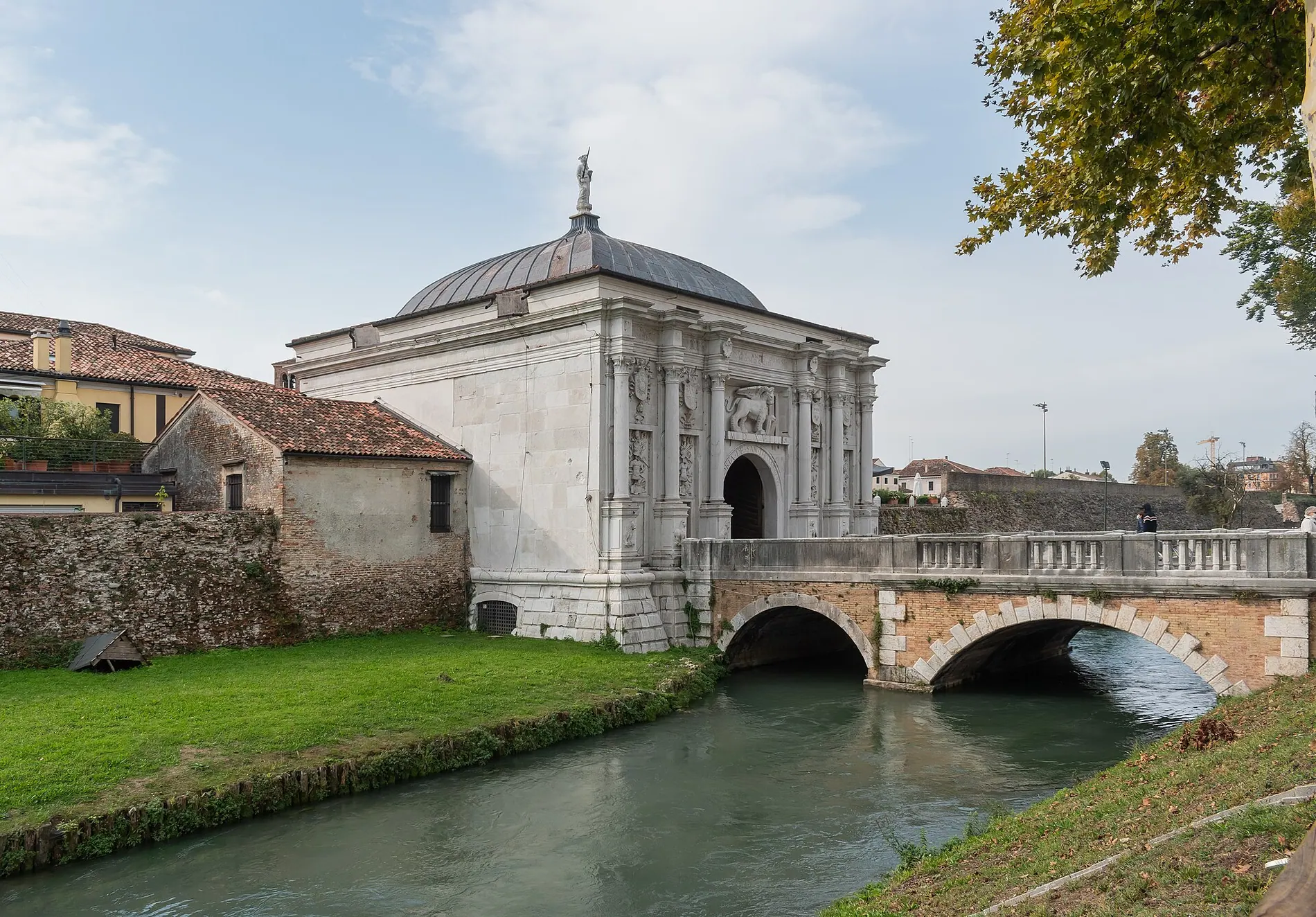 Porta San Tomaso e il ponte sul fossato delle mura